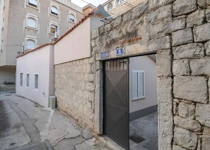 Modesty Apartment Split