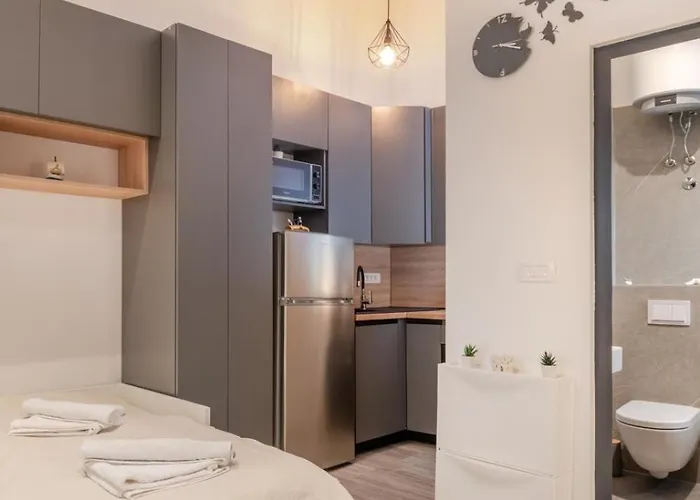 Apartment Modesty Split